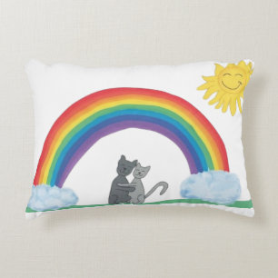 Knuffelende schattige katten onder regenboog en zo accent kussen