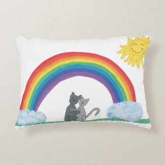 Knuffelende schattige katten onder regenboog en zo accent kussen