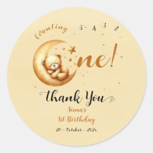 Knuffelige babybeer slaapt op de maan 1e verjaarda ronde sticker