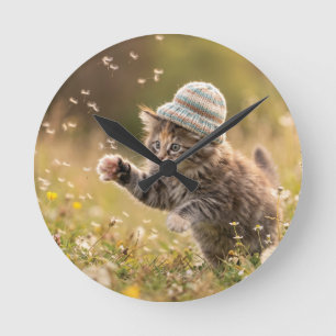 Knuffelkitten met hoed speelt met paardenbloemen ronde klok