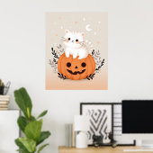 Knuffelkitten zittend op pompoen moderne Halloween Poster (Thuiskantoor)
