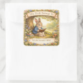 Knuffelkonijn dat een boek leest - Ex-libris Vierkante Sticker (Tas)