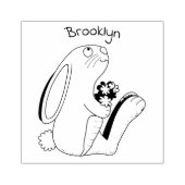 Knuffelkonijn zit met wortel cartoon rubberstempel (Afrduk)