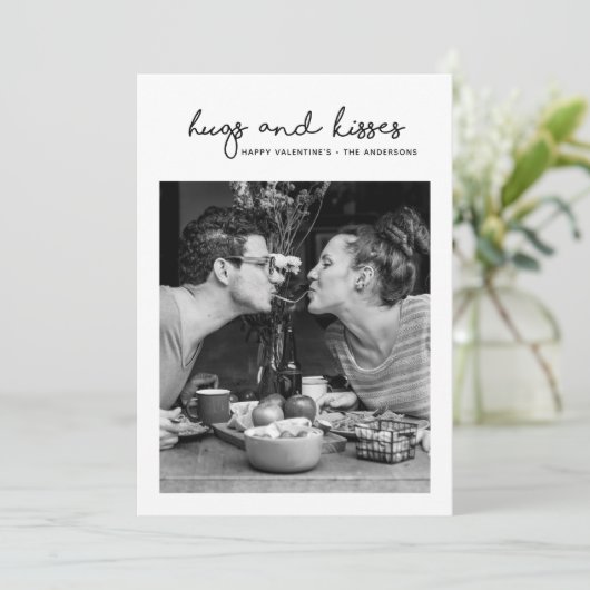 Knuffels en kusjes Moderne minimalistische foto Va Feestdagenkaart (Staand voorkant)