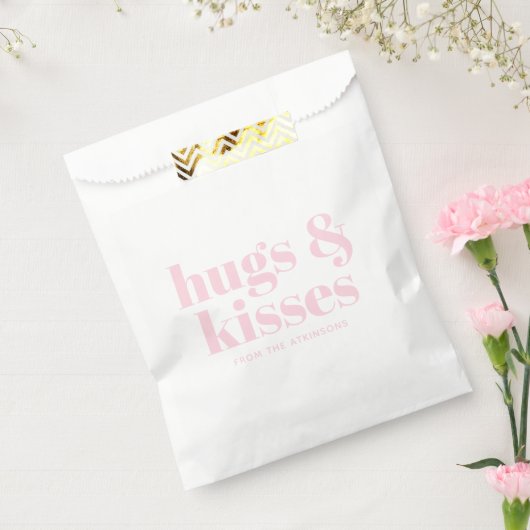 Knuffels & Kisses roze wit moderne typografie op m Bedankzakje (Gezegeld)