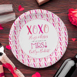 Knuffels & Kisses (XOXO) Valentijnsdag Vrijgezelle Papieren Bordje<br><div class="desc">Vier in stijl met deze moderne en zeer trendy vrijgezellenfeest of bruiloft papier borden. Dit ontwerp is gemakkelijk te personaliseren met uw speciale evenementenformulering en uw gasten zullen blij zijn wanneer ze deze geweldige borden zien. Overeenkomende objecten vindt u in de collectie.</div>