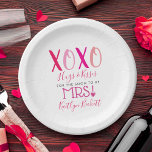 Knuffels & Kisses (XOXO) Valentijnsdag Vrijgezelle Papieren Bordje<br><div class="desc">Vier in stijl met deze moderne en zeer trendy vrijgezellenfeest of bruiloft papier borden. Dit ontwerp is gemakkelijk te personaliseren met uw speciale evenementenformulering en uw gasten zullen blij zijn wanneer ze deze geweldige borden zien. Overeenkomende objecten vindt u in de collectie.</div>