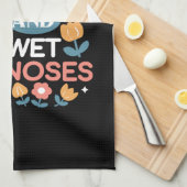 Knuffels, natte neuzen en voorjaarsvibes - speels  theedoek (Quarter Fold)