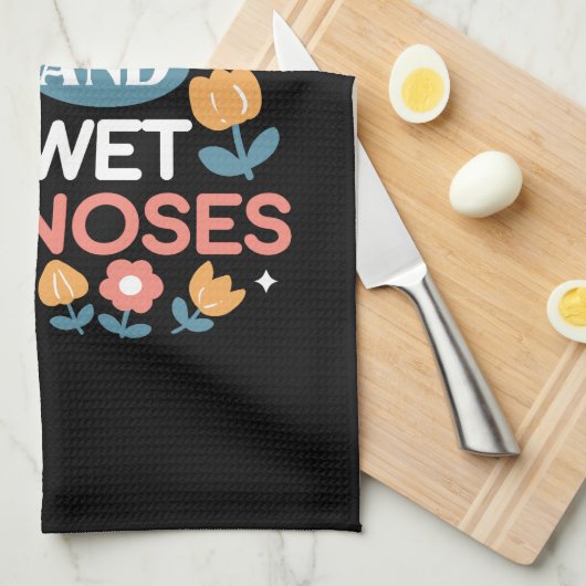 Knuffels, natte neuzen en voorjaarsvibes - speels  theedoek (Quarter Fold)