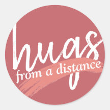 knuffels van een afstand tot een roze mantel