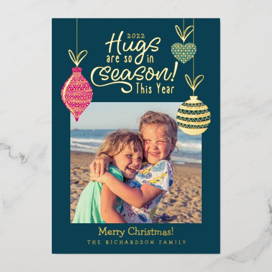 Knuffels zijn dit jaar helemaal in | Leuke familie Folie Feestdagenkaart (Voorkant)