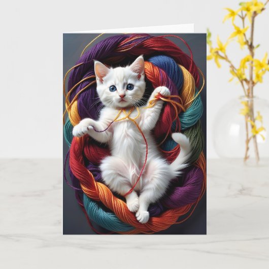 Knuffelwit katje speelt met rollen garen op deken kaart (Gele Bloem)