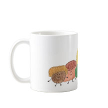 Knuffige pluizige wezens op een koffiemok
