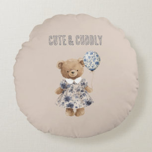 Knuffige teddybeer in blauwe bloemjurk rond kussen