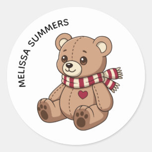 Knuffige teddybeer met gestreepte sjaal en eigen n ronde sticker
