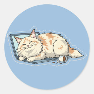 Knus slapende kat op laptop Grappige techliefheb Ronde Sticker