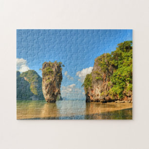 Ko Tapu eiland in Thailand dat in het water reflec Legpuzzel