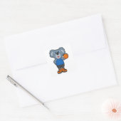 Koala als Basketballspeler met Basketball Vierkante Sticker (Envelop)