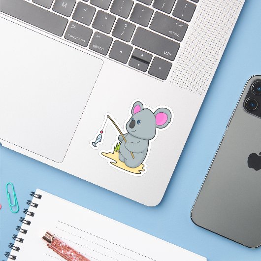 Koala als Fisher met Geviste staaf en vis Sticker (Laptop met iPhone)