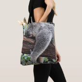 KOALA BEAR SLEEPING ON TREE TOTE BAG (Dichtbij)