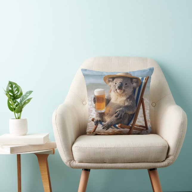 Koala Bear With a Beer on a Beach Kussen (Stoel)