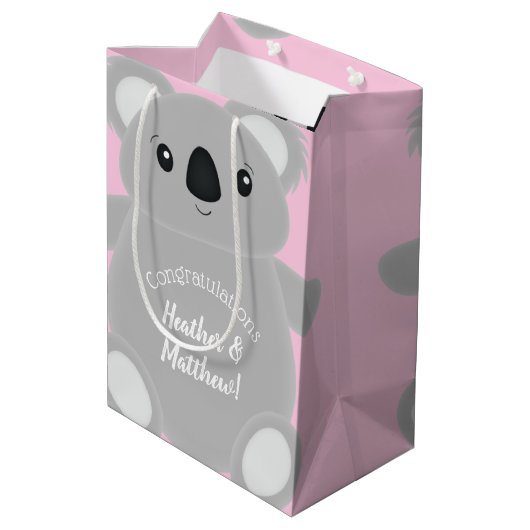 Koala Beer Baby shower Girl Medium Cadeauzakje (Achterkant Gekanteld)