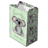 Koala Beer Baby shower Groene Genderneutraliteit Medium Cadeauzakje (Voorkant Gekanteld)
