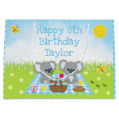 Koala Beren Picnic Blue Gingham Happy Birthday Groot Cadeauzakje (Voorkant)
