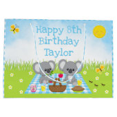 Koala Beren Picnic Blue Gingham Happy Birthday Groot Cadeauzakje (Achterkant)