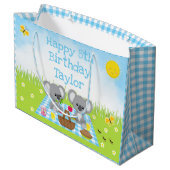 Koala Beren Picnic Blue Gingham Happy Birthday Groot Cadeauzakje (Achterkant Gekanteld)
