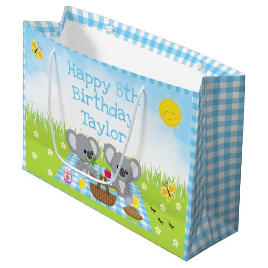 Koala Beren Picnic Blue Gingham Happy Birthday Groot Cadeauzakje (Voorkant Gekanteld)
