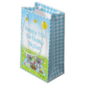 Koala Beren Picnic Blue Gingham Happy Birthday Klein Cadeauzakje (Achterkant Gekanteld)