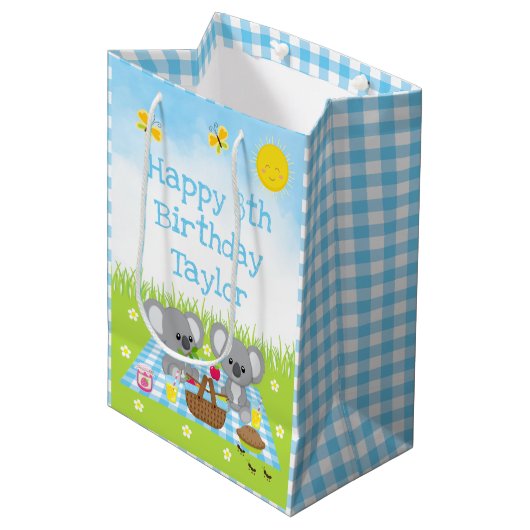 Koala Beren Picnic Blue Gingham Happy Birthday Medium Cadeauzakje (Voorkant Gekanteld)