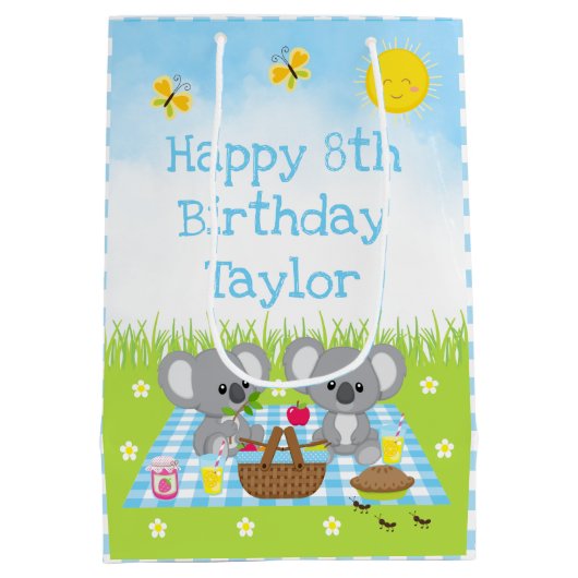Koala Beren Picnic Blue Gingham Happy Birthday Medium Cadeauzakje (Achterkant)