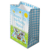 Koala Beren Picnic Blue Gingham Happy Birthday Medium Cadeauzakje (Achterkant Gekanteld)