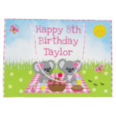 Koala Beren Picnic Pink Gingham Happy Birthday Groot Cadeauzakje (Achterkant)