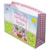Koala Beren Picnic Pink Gingham Happy Birthday Groot Cadeauzakje (Achterkant Gekanteld)