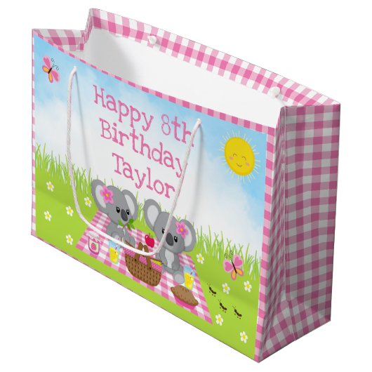 Koala Beren Picnic Pink Gingham Happy Birthday Groot Cadeauzakje (Voorkant Gekanteld)