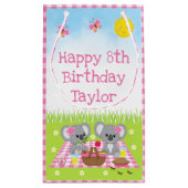 Koala Beren Picnic Pink Gingham Happy Birthday Klein Cadeauzakje (Achterkant)