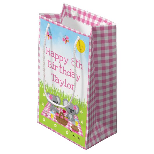 Koala Beren Picnic Pink Gingham Happy Birthday Klein Cadeauzakje (Voorkant Gekanteld)