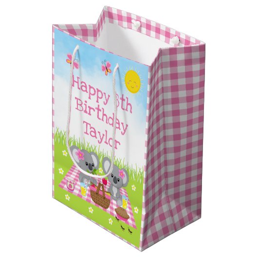 Koala Beren Picnic Pink Gingham Happy Birthday Medium Cadeauzakje (Voorkant Gekanteld)