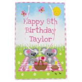 Koala Beren Picnic Pink Gingham Happy Birthday Medium Cadeauzakje (Voorkant)
