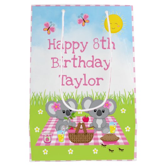 Koala Beren Picnic Pink Gingham Happy Birthday Medium Cadeauzakje (Achterkant)