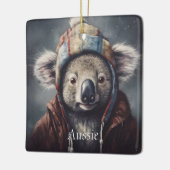 Koala draagt winterse pet, aanpasbaar keramisch ornament (Links)