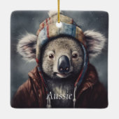 Koala draagt winterse pet, aanpasbaar keramisch ornament (Achterkant)
