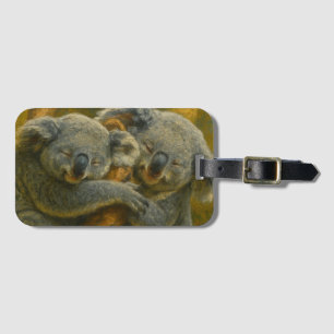 Koala Embrace – Tender Wildlife Moment Bagagelabel