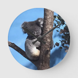 Koala in een boom met een blauwe achtergrond ronde klok