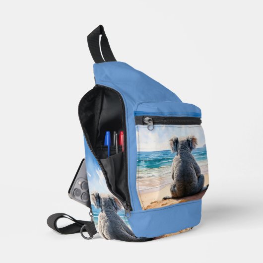 Koala kijkt naar de oceaan sling bag (Open)