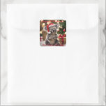 Koala Kris Kringle: Christmas Down Under Vierkante Sticker<br><div class="desc">Dit afbeelding brengt een feestelijke Australische twist,  met de koala in een kerstmuts te midden van kerstcadeaus en een zachte bokeh gloed.</div>