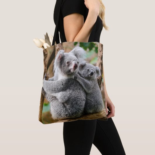 Koala met Baby in een boom in Australië Tote Bag (Dichtbij)